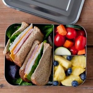 LunchBots Bento box - trio. Perfect for a litterless school lunch. Fits a sandwich and two snacks, such as fruit and vegetable sticks or a salad. Healthy School Lunches, Easy Healthy Lunches, Makanan Diet, Lunch Containers, Lunch Meal Prep, Small Meals, Idee Pasto Sano, Bento Lunch, Easy Meal Prep