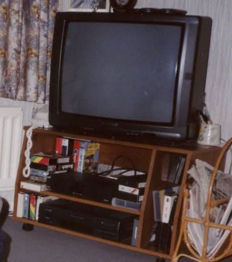 80s House Interior, 90s Living Room, 90s Interior, 90s House, 80s House, Crt Tv, Old Boxes, Old Tv, Living Room Tv