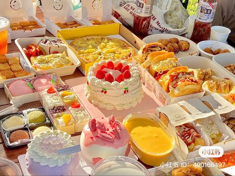 Anime Picnic Food, Anime Picnic, Breakfast Sandwich Maker Recipes, Picnic Date Food, Picnic Desserts, Picnic Aesthetic, Bistro Food, Foods And Drinks, Picnic Ideas