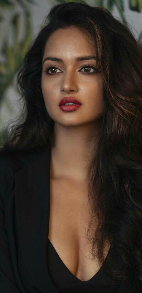 Shanvi Srivastava, Brunettes, Bookcase, Actresses, Beauty, Black