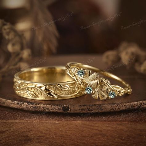 Vintage Leaf Engraved Couple Ring Set Yellow Gold Green Sapphire Wedding Ring Set Nature Inspired Ginkgo Leaf Wedding Band Rings For Women RING DESCRIPTION ✦Women's Engagement ring Stone: Natural Green Sapphire Shape: Round shaped Color- Green ✦Band width: approx 1.3mm Total Weight: about 2.34g ✦Men's band ✦Band width: approx 4.9mm Total Weight: about 4.93g Metal: 14k or 18k solid gold Available in rose, yellow or white solid 14 or 18k gold. ✦Visit my shop for more jewelry: www.etsy.com/shop/NeverlandjewelryArt MAKING & SHIPPING ✦PRODUCTION Every Jewelry is made from the very scratch, and made by hand and carefully polished especially for you. ✦SHIPPING It usually takes 3-5 weeks to make and 3-6 days to ship if you are in US. We apply a tracking number for every single package. ✦Returns & Wedding Ring And Band Set, Leaf Engagement Ring Nature, Non Traditional Wedding Bands, Untraditional Wedding Rings, Organic Engagement Rings, Engraved Wedding Ring, Sapphire Wedding Ring Set, Nature Inspired Wedding Ring, Gold Leaf Ring