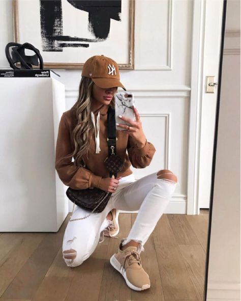 Jeans And Hoodie Outfit, Cap Outfits For Women, Maria Vizuete, Jeans And Sneakers Outfit, Mia Mia Mine, Baseball Cap Outfit, Jeans And Hoodie, Mia Mia, Cap Outfit