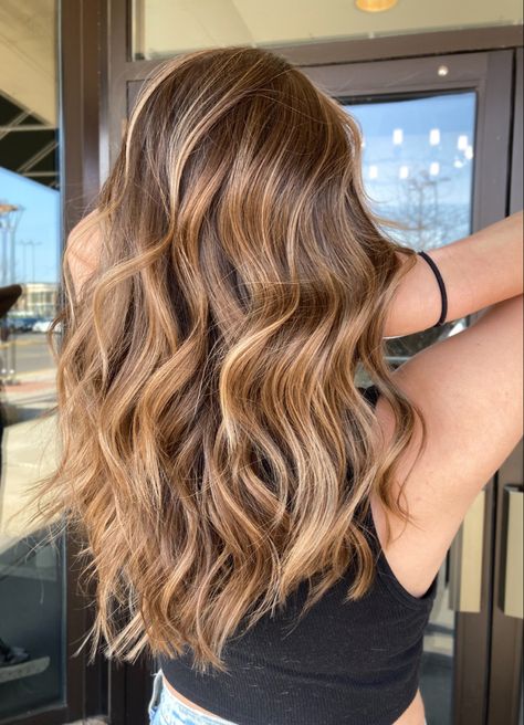 Curly Hair Color Ideas, Curly Hair Color, Light Brunette Hair, Balayage Hair Caramel, Honey Hair Color, Honey Brown Hair, Brown Hair Inspo, Hair Color Caramel, Brunette Hair With Highlights