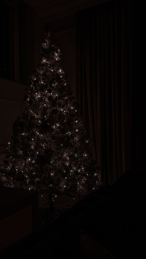 Chirstmas Girl Wallpaper, Dark Christmas Tree Aesthetic, Black Christmas Aesthetic, Tree Lights Wallpaper, Christmas Lockscreen, Christmas Tree Wallpaper, Creepy Christmas, Baby Blue Aesthetic, Dark Christmas