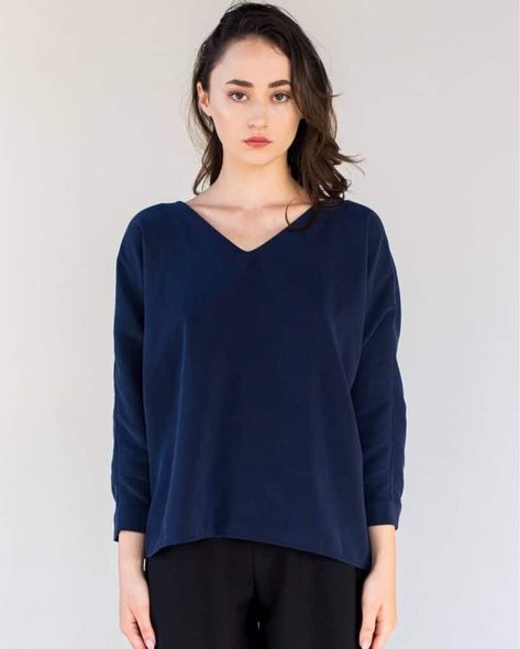 Navy Blouse Black Pants Outfit, Navy Top Black Pants Outfit, Blue Top And Black Pants Outfit, How To Style Navy Blue Shirt, Navy Blue Sweater Outfit Winter, Navy Shirt Outfit Woman, Navy Black Outfit, Navy Blouse Outfit, Navy Blue And Black Outfits