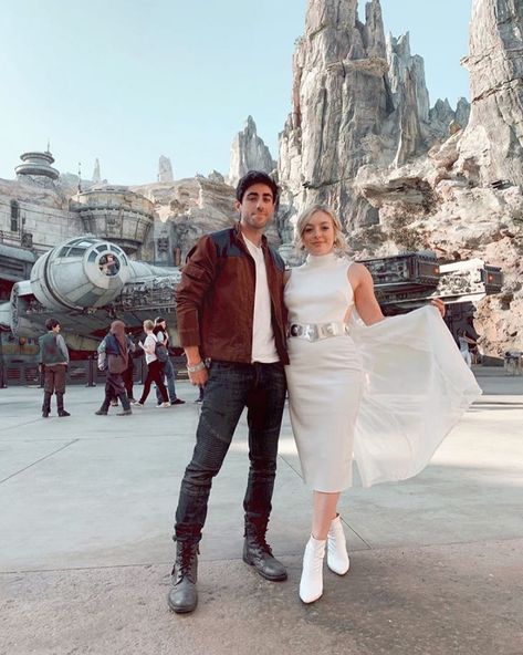 DisneyBound on Instagram: “Happy @starwars Galaxy’s Edge opening day, @disneyland! 📸 @mrleozombie #disneybound” Star Wars Disneybound Couple, Leia Disneybound, Galaxy's Edge Outfit, Disneyworld 2024, Japan Lookbook, Disneybound Couples, Disney Besties, Disneybounding Ideas, Star Wars Disneybound