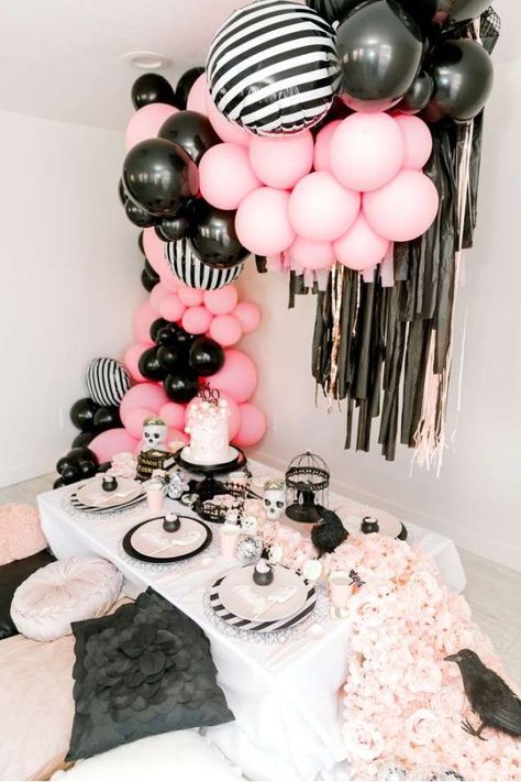 Black And Pink Balloons Decoration, Kuromi Party, Kuromi Birthday, Halloween Dessert Table, Pink Garland, Halloween First Birthday, Halloween Party Photo, Halloween Balloons, Cat Birthday Party