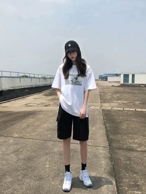 Tomboy Style Summer, Tomboy Summer, Summer Sports Outfits, Casual Sport Outfit, Casual Sporty Outfits, Boyish Outfits, Outfit Korean Style, Shorts Outfits Women, Modest Dresses Casual