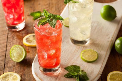 Watermelon Mint Mocktail Recipe: This Watermelon, Mint & Lime Juice Drink Is Festive & Refreshing | Beverages | 30Seconds Food Spring Mocktail, Easy Mocktails, Loose Meat Sandwiches, Holiday Ice Cream, Soda Italiana, Sandwich Sauces, Baking Measurements, Alcohol Free Drinks, Mocktail Recipes