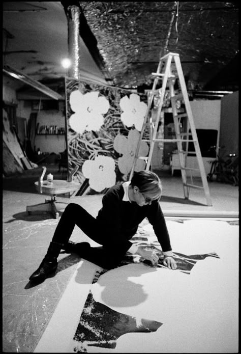 Andy Warhol working on a 'Flower' painting at The Factory, New York, March 1965 Jm Basquiat, Warhol Factory, New York March, Andy Warhol Museum, James Rosenquist, Artists In Their Studios, Andy Warhol Pop Art, Stephen Shore, Warhol Art