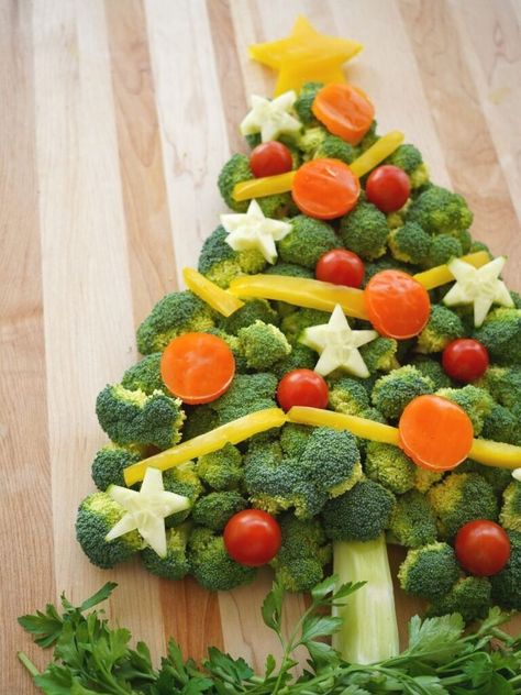 How fun is this Christmas tree veggie platter?! This holiday appetizer is simple to make and will bring a smile to everyone's face. Includes 2 easy dip recipes too! #christmasveggieplatter #christmasfoodplatters #thanksgivingvegetabletray #christmasappetizers Vegetable Christmas Tree, Thanksgiving Vegetable Tray, Santa Veggie Tray, Vegetable Christmas, Christmas Vegetable, Halloween Decorations School, Christmas Brunch Party, Christmas Veggie, Party Food Christmas