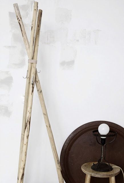 Perchero rústico! Diy Coat Rack, Diy Coat, Smart Tiles, Standing Coat Rack, Wooden Coat Rack, Diy Crafts For Adults, Wooden Poles, Wooden Hanger, Wooden Hangers