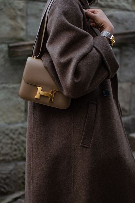 Hermes Constance 18 outfit idea and Hermes Collier de Chien 24. Brown Coat Outfit, Estilo Preppy Chic, Tas Fashion, Hermes Constance, Winter Mode, Going Viral, Mode Casual, Mode Ootd, Ținută Casual