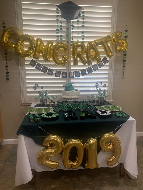 Cake Table Ideas Graduation, Graduation Cake Table Display, Cake Table Decorations Graduation, Indoor Graduation Party Decoration, Graduation Center Peice, Graduation Dinner Party Table Settings, Graduation Decoration Table Ideas, Graduation Party Cake Table, Senior Table Decorations