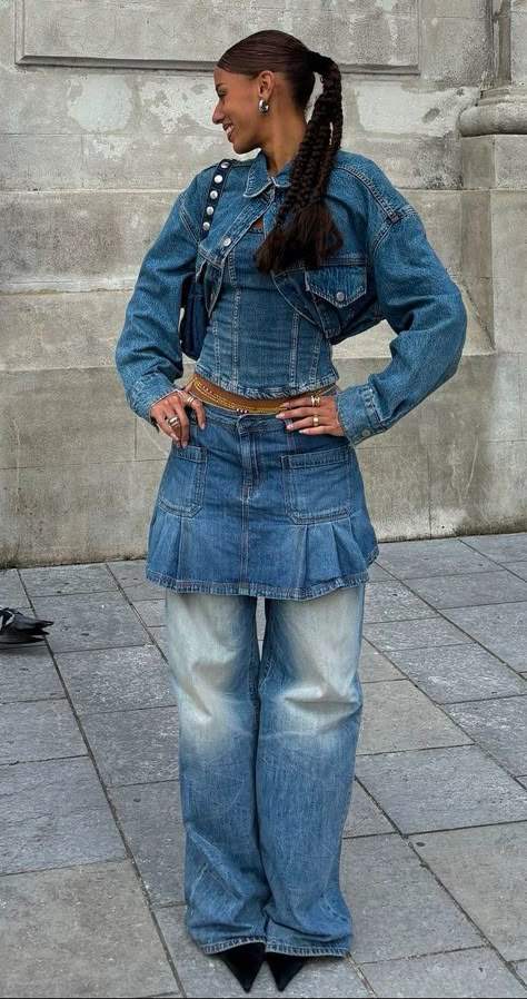 Classy Denim Outfits For Women, Denim On Denim Outfit 90s, Jean On Jean Outfit, Denim Outfit Aesthetic, Jeans On Jeans Outfit, Cute Girly Outfits, Nyc Baby, Types Of Fashion, Outfit 90s