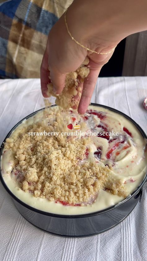 Strawberry Crumble Cheesecake - by Viviane Eldarazi Strawberry Cheesecake Recipe No Bake, Best Strawberry Cheesecake Recipe, Strawberry Crumble Cheesecake, Strawberry Cheesecake Recipes, Strawberry Crumble Cake, Strawberry Lemon Cheesecake, Homemade Strawberry Cheesecake, Crumble Cheesecake, Strawberry Crumble