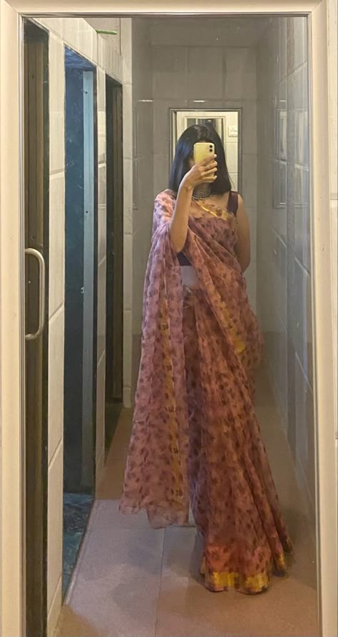 Saree Poses Mirror Selfie, Traditional Mirror Selfie, Saree Mirror Selfie Poses, Saree Mirror Selfie, Mirror Saree, Ethnic Aesthetic, Desired Appearance, Artistic Portrait Photography, Saree Pose