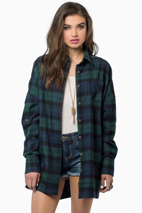 Never thought about wearing a flannel shirt open like this- love love love Checkered Outfit Women, Checkered Shirt Outfit Women, Flannel Shirt Outfit Women, Green Flannel Outfit, Checkered Shirt Outfit, Green Checkered Shirt, Checkered Outfit, Flannel Shirt Outfit, Green Flannel Shirt