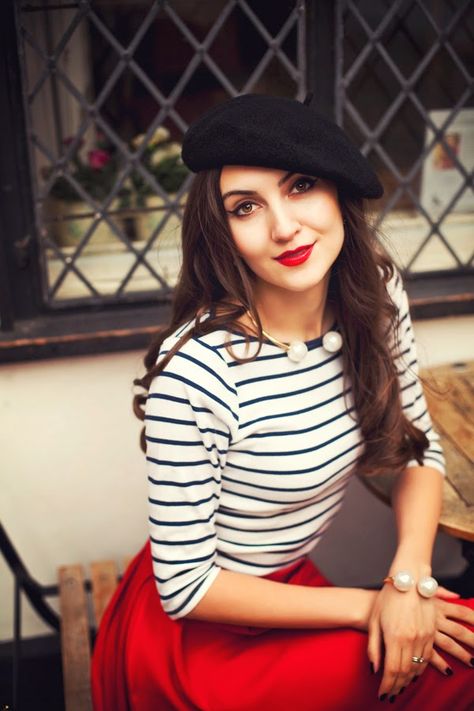 Look of the Day: French Beret                                                                                                                                                      More French Hat Outfit, Outfit With Beret, Beret Outfits, Edgy Woman, Breton Top, Black Beret, Casual Edgy, French Outfit, French Beret