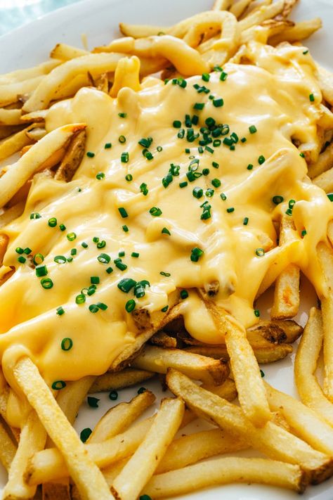 Cheesy Fries Recipe, Cheese Fries Sauce, Melted Cheese Sauce, Cheese Fries Recipe, Cheesy Fries, Cake Pizza, Homemade Cheese Sauce, Recipe Potato, Chili Cheese Fries