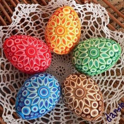 An awesome collection of 14 3D paper quilled eggs - a Quillspiration post this spring from Honey's Quilling Quilling Supplies, Neli Quilling, Arte Quilling, Paper Quilling Tutorial, Origami And Quilling, Painted Eggs, Easter Egg Pattern, Pysanky Eggs, Quilling 3d