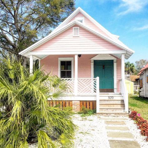 15 Most Stunning Pink Houses Pink House Exterior, Case Creole, Casa Retro, Beach House Exterior, Exterior Paint Color, Beach Shack, Casa Exterior, Beach Cottage Decor, Pink House