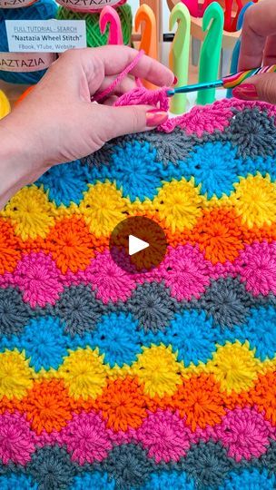 Knitted Crafts, Crochet Hacks, Crochet Stitch Pattern, Crochet Hack, Crochet Stitches For Blankets, Easy Crochet Stitches, Crochet Tips, Weaving Loom, Needle Crafts