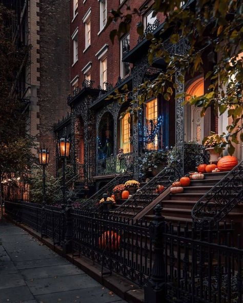 Unlimited New York’s Instagram photo: “New York is ready for Halloween 🎃 Which picture is your favorite: 1, 2, 3, 4, 5, 6, 7, 8, 9 or 10? 🧡 Great pictures by @dylanwaalker (1)…” New York Halloween, Dylan Walker, Halloween In New York, Fall In Nyc, City Streets Photography, Nyc Fall, Gramercy Park, Autumn In New York, Nyc Aesthetic