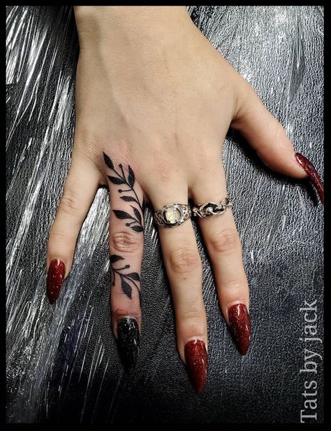 Green Finger Tattoo, Outer Thumb Tattoos, Leaf Wrap Finger Tattoo, Hand To Finger Tattoo, Finger Vines Tattoo, Foliage Finger Tattoo, Finger Leaves Tattoo, Fern Finger Tattoos For Women, Ivy Finger Tattoos For Women