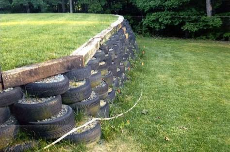 Tyre Garden Ideas, Tyre Garden, Tire Wall, Railroad Tie, Reuse Old Tires, Tire Garden, Casa Hobbit, Concrete Retaining Walls, Landscaping Retaining Walls