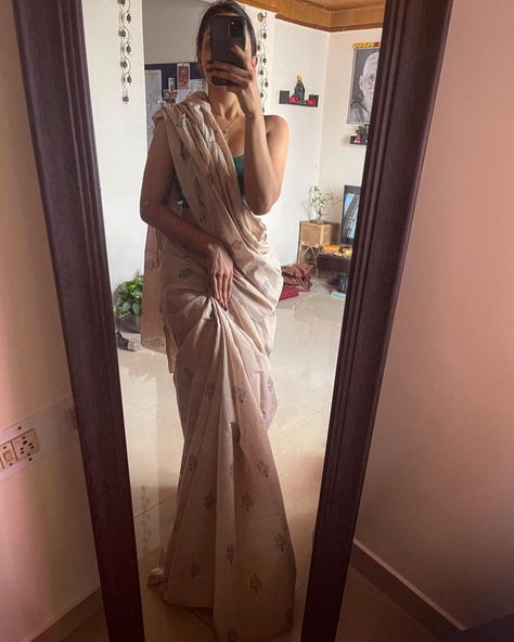 13.6k Likes, 57 Comments - Madhulika Kapilavayi (@madhulika.kapilavayi) on Instagram: “@margazhidesigns #arewebacktothis #curationstyling #sowhatsbeenhappening #alotofcopies😏…” Madhulika Kapilavayi, Saree Poses, Saree Blouse Designs Latest, Blouse Designs Latest, Saree Blouse Designs, Indian Wear, Saree Blouse, Blouse Designs, Coming Soon