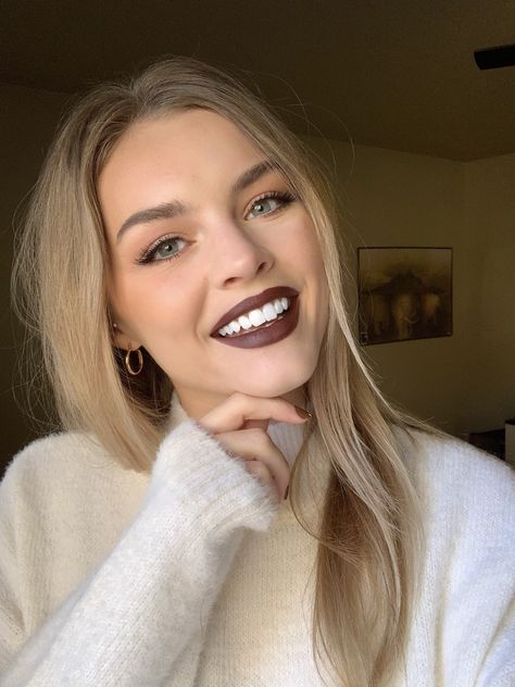 Dark Lipstick Looks Blondes, Brown Lipstick Blonde Hair, Dark Lipstick Outfit, Dark Lipstick Blonde Hair, Blonde Dark Lipstick, Blonde Dark Feminine Makeup, Blonde Brown Eyes Girl, Dark Lipstick Colors, Dark Brown Lipstick