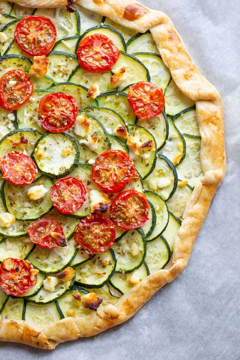 This zucchini galette pairs zucchini and tomatoes in an easy to make meal. The galette is a fresh and vegetable-forward meal that is flaky and uses no ricotta (though you can add feta!) Tomato Zucchini Tart, Tomato Zucchini Galette, Zucchini Ricotta Galette, Zucchini Ricotta Frittata, Zucchini Galette Recipe, Zucchini Gallete Recipe, Backed Feta With Tomatoes, Zucchini Tart Recipes, Zucchini And Feta Recipes