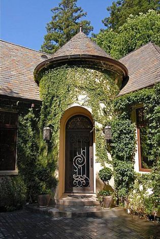 This estate will make you feel like you're truly living a fairy tale. House Entrance Design, Iron Gate Door, Custom Iron Gates, Turret House, Ivy Cottage, Storybook House, Cozy Cottages, Storybook Homes, Gate Door