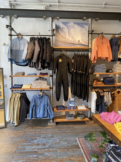 Surf Retail Store Design, Surf Shop Interior, Surfing Clothes, Surf Shops, Store Display Design, Surf Store, Mountain Interiors, Clothing Display, Decor 2023