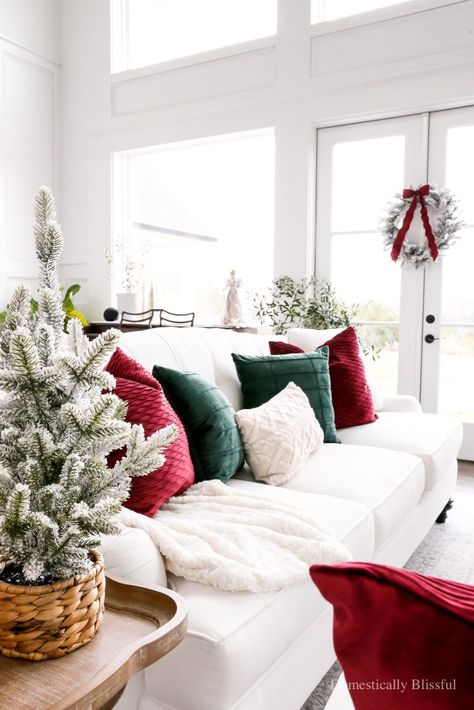 Gold And Wood Decor Living Room, Christmas Couch Decor, Hanging Wreaths, Christmas Coffee Table, Flocked Garland, Cozy Christmas Living Room, Christmas Sofa, Decoration Ideas Christmas, Red Christmas Decor