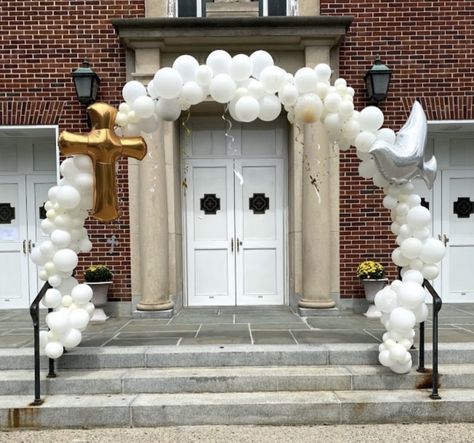 #confirmation #whiteballoons #cross #dove Confirmation Balloon Decor, Cross Balloons, Cross Balloon Mosaic, White Balloon Installation, Rosary Balloon Release, White Balloons, Balloons