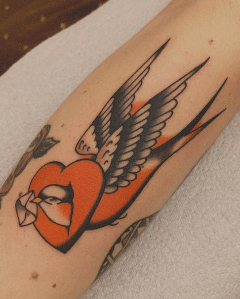 Bird With Heart Tattoo, Swallow Heart Tattoo, Swallow Back Tattoo, Swallow Flower Tattoo, Traditional Tattoos Birds, Fineline Swallow Tattoo, Bird Tattoo American Traditional, Old School Bird Tattoo, Traditional Tattoo Swallow