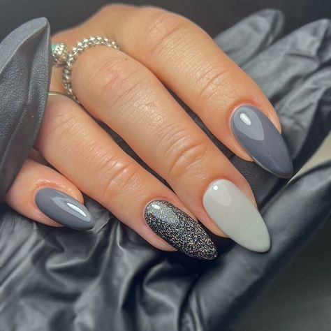 Grey Nail Ideas, Nail Designs For Fall, Light Gray Nails, Trendy Manicure, Grey Nail Art, Grey Nail, Grey Nails, Grey Nail Designs, Glitter Accent Nails