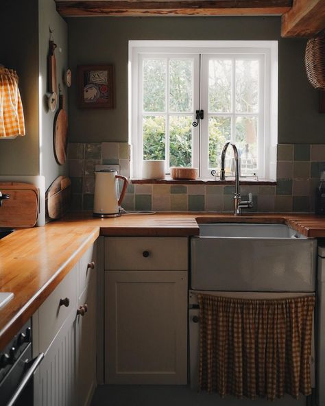 A post dedicated purely to the lovliness of this country kitchen @springcottagecotswolds 🧺 🌼 (ad/ invited stay) #cotswolds #englishcountryside #airbnb #cottagecore Cute Cottage Kitchen, Scottish Cottage Interior, Cotswold Cottage Interior, Scottish Interiors, Old English Cottage, Cotswold Cottage, Cotswolds Cottage, English Cottages, Cute Cottage