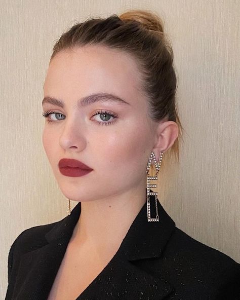 90's Makeup, Chiara Aurelia, Red Brown Lipstick, 90s Makeup Trends, Brick Red Lipstick, Fall Makeup Trend, Party Makeup Looks, Berry Lipstick, Red Lip Makeup