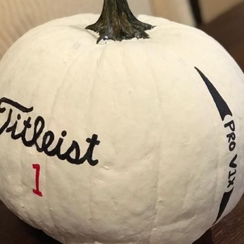 Titleist golf ball pumpkin Golf Pumpkin Painting, Golf Ball Pumpkin Painting, Golf Ball Halloween Crafts, Pumpkin Golf, Golf Ball Pumpkin, Halloween Golf Tournament Ideas, Golf Pumpkin, Camping Pumpkin Decorating, Halloween Golf