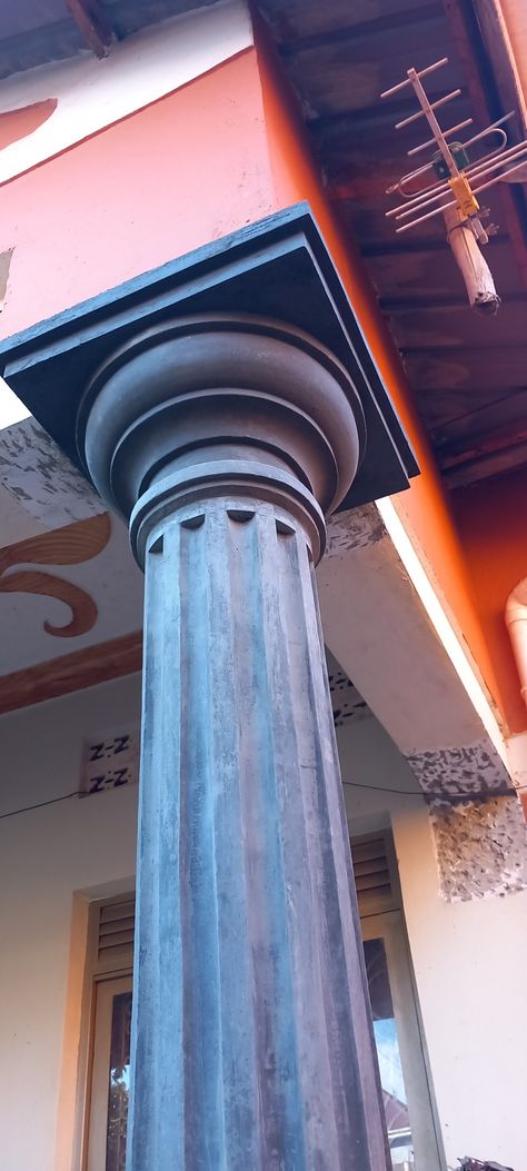 House Pillar Design, Column Decoration Ideas, Round Pillar Design, Home Exterior Design Ideas, Column Decoration, Cornice Design, Diy Construction, Home Exterior Design, Pillar Design