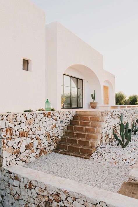 A Modern Masseria in Puglia with Traditional Influences: Remodelista Masseria Moroseta, Italian Farmhouse, Modern Outdoor Spaces, Stone Farmhouse, Casas Coloniales, Italian Countryside, Traditional Building, Trotter, Mediterranean Style