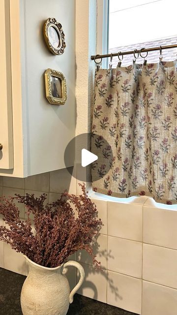 Cafe Curtain Kitchen Window, Diy Kitchen Window Curtains, How To Make Kitchen Curtains, Cafe Curtains Kitchen Diy, Kitchen Cafe Curtains Above Sink, Cottage Kitchen Window, Tablecloth Curtains Diy, Diy Cafe Curtain Rod, Fun Curtains