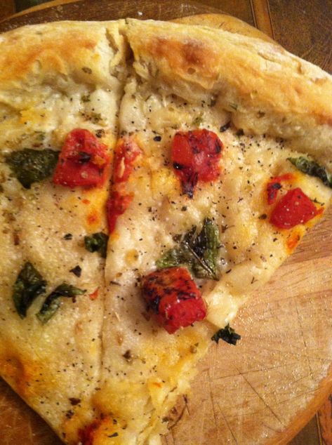 Vegan White Pizza w/ Roasted Tomatoes & Basil – Ria Lives Well Vegan White Pizza, White Pizza Recipe, Pizza Blanca, Recipe With Tomatoes, White Pizza Sauce, Vegan Pizza Recipe, White Pizza, Basil Sauce, Vegan Main Dishes