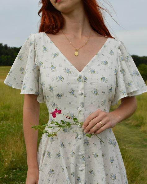 Yesterday we finally managed to take photos and on monday I can pack all the finished orders 🥰 it will be very difficult to send this beautiful dress because it combines everything I love about a dress: tiny blue flowers, ivory background and a circle skirt with pockets! 🥹😍 Vintage Flower Dress, Fem Style, Buttoned Dress, White Vintage Dress, Ivory Background, Modest Dresses Casual, Korean Casual Outfits, Trendy Dress Outfits, Skirt With Pockets