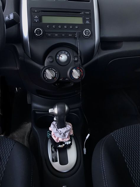 Cute Car decoration / accessories - Nissan Versa Note 2014 Cars Interior, Girly Car Accessories, Car Guide, Sedan Cars, Girly Car, Nissan Cars, Nissan Versa, Vsco Girl, City Car