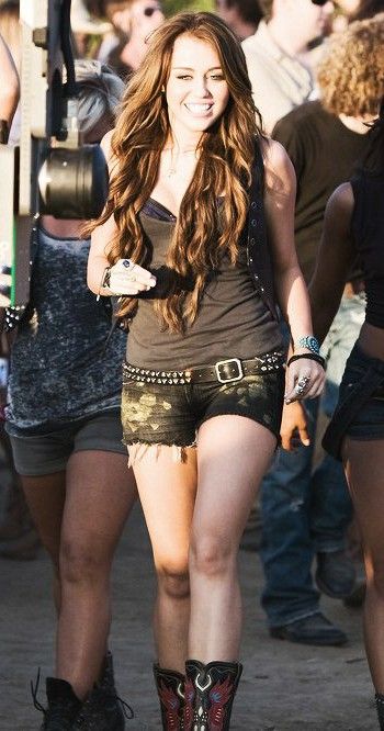 Miley Cyrus Party in the USA Miley Cyrus 2000s Style, Mylie Cyrus 2000s, Miley Cyrus Y2k Outfits, Miley Cyrus Country Outfits, Miley Cyrus Outfits 2000s, Miley Cyrus Fashion, Miley Cyrus 2000s, Party In The Usa Outfit, Miley Stewart Outfits