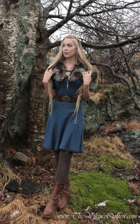 Viking Inspired Outfit Modern, Viking Outfits Woman, Modern Viking Woman, Viking Outfit Woman, Vikings Costume Diy, Viking Outfit, Viking Halloween Costume, Vikings Halloween, Elf Kostüm